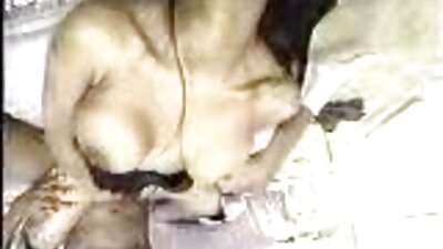 Märg ja krussis punapea on üksi voodil ja kiusab oma märgasid kiisulisi huuli