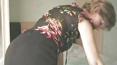 Blondide juustega pornokallis kõvera kehaga katsetab oma sekslelusid