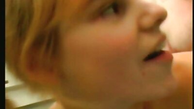 Lühikeste juustega tibu treenib oma praegu väga lahtist tagumikku