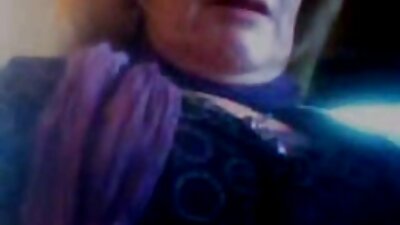 Seksikas ja rinnakas daam saab köögis persse