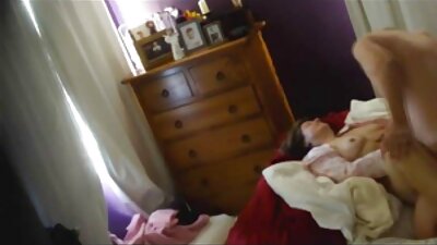 Selles videos mängivad kaks ägedat tüdrukut voodis üksteisega